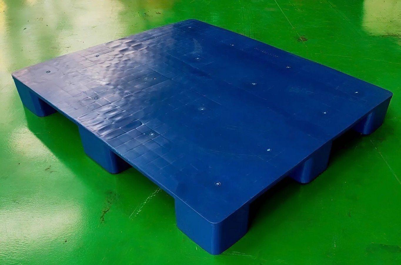 Pallet nhựa mặt phẳng chất lượng cao, đáp ứng hoặc vượt quá các tiêu chuẩn chất lượng quốc tế